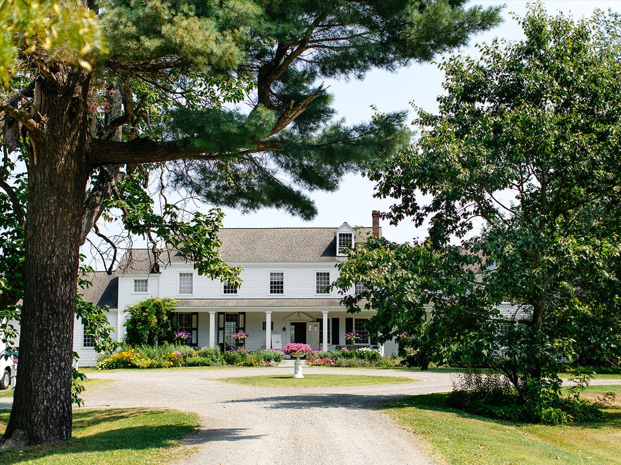 Exterior photo of The Fontainebleau Inn in Alpine NY during the summer